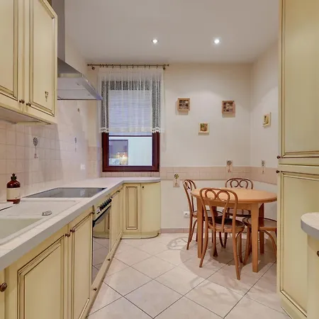 Center 4 - Jacuzzi By Grand